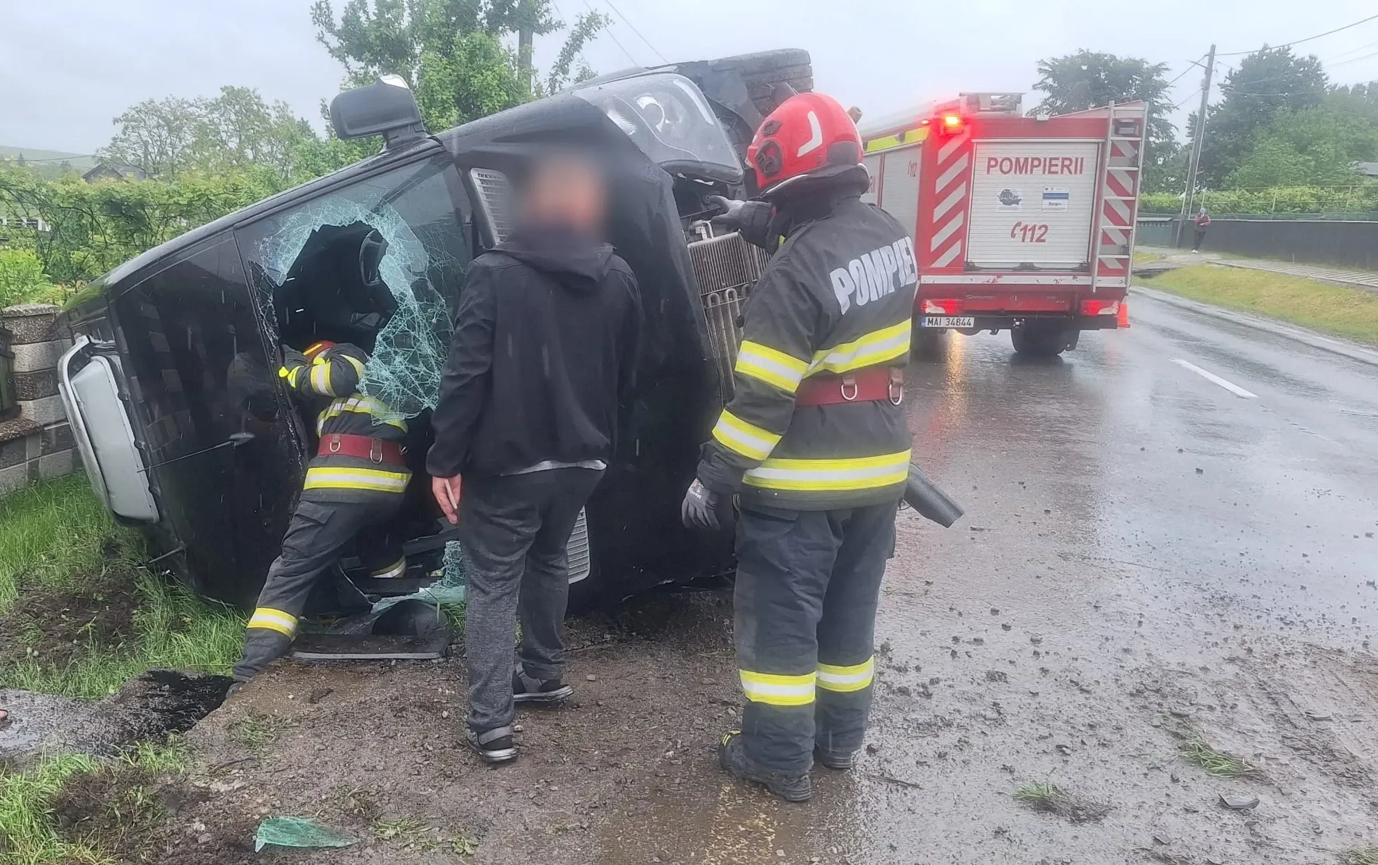 Microbuz răsturnat în Drăgușeni