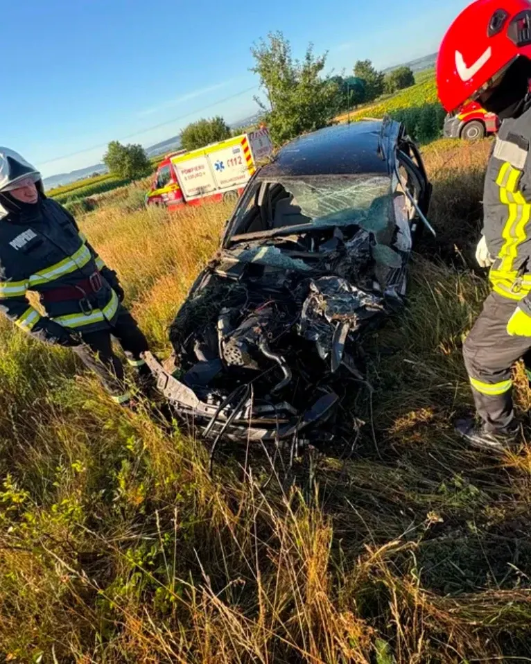 Un tren de persoane a lovit un autoturism, iar șoferul este resuscitat Foto/ISU