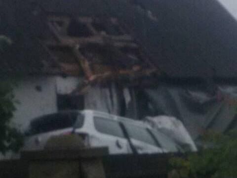 mașina a plonjat în acoperișul unei case