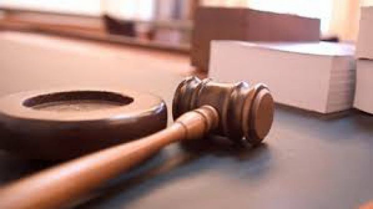tânăr control judiciar