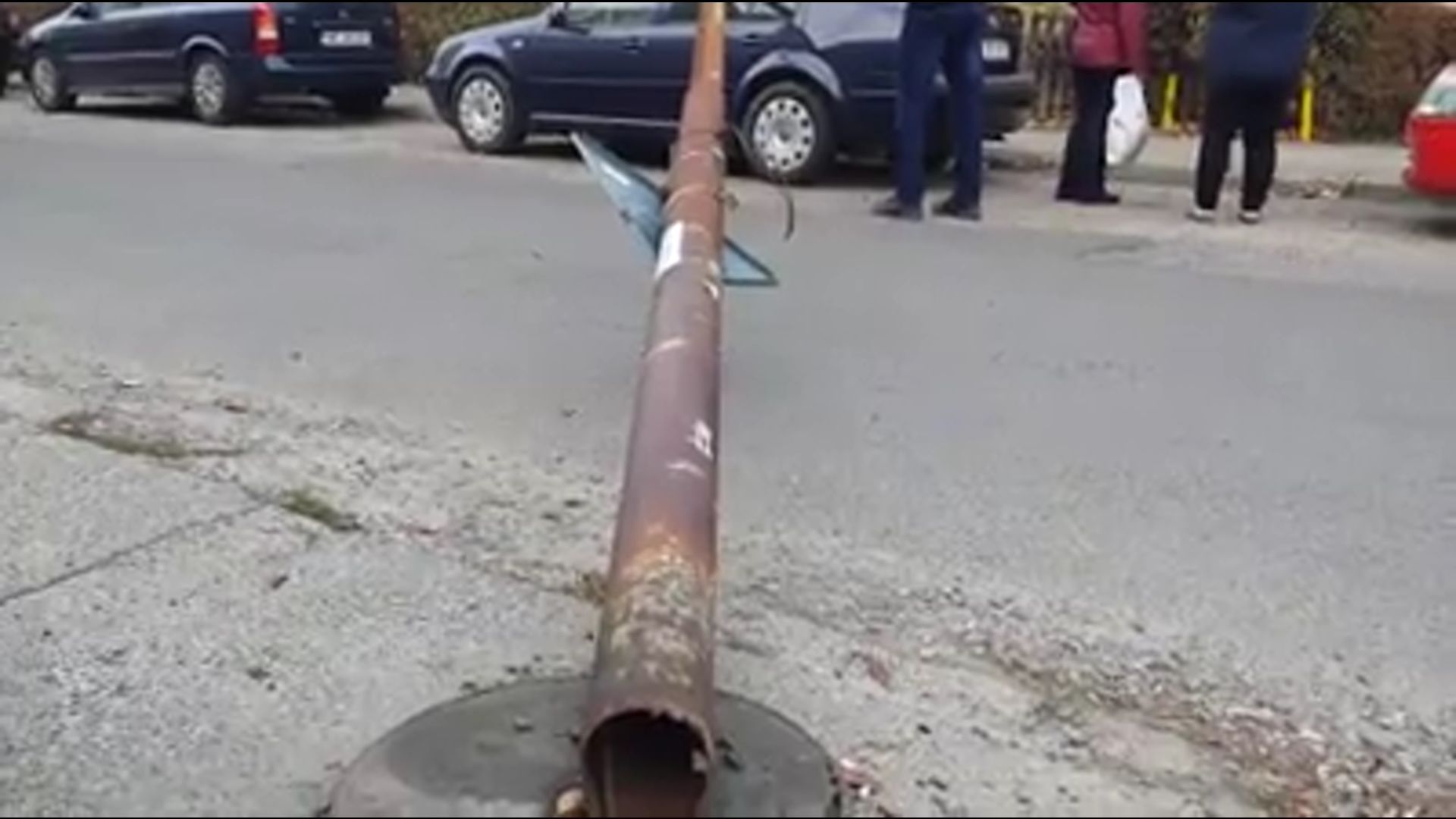 căzut cu tot cu stâlp