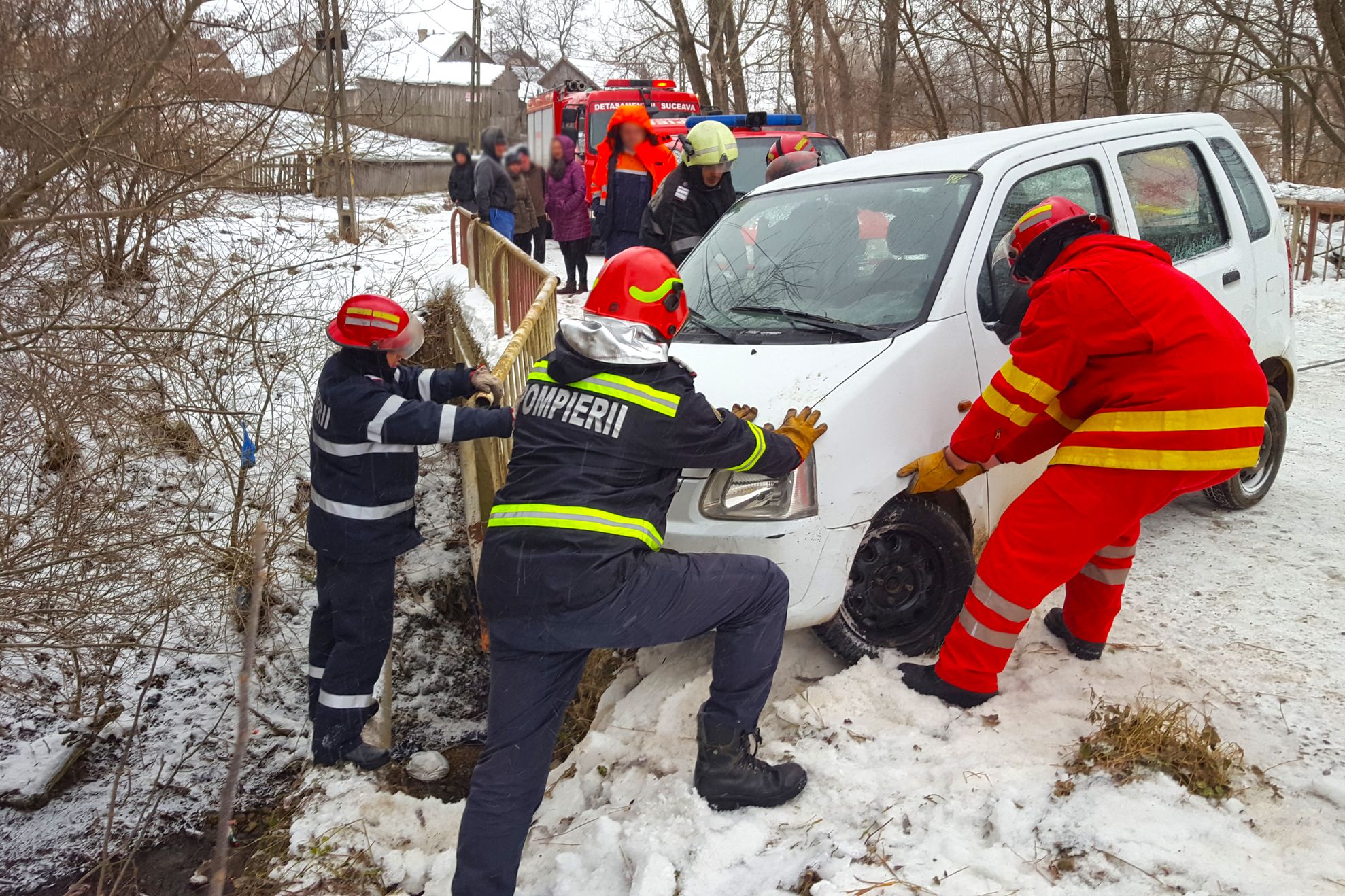 mașină pericol prăbușire pârâu Plopeni
