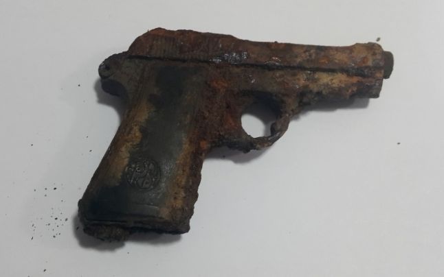 pistol ruginit