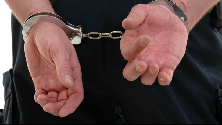 bărbatul a fost încătușat de polițiști