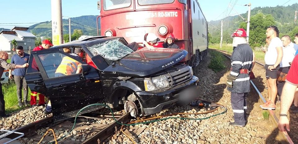 mașină lovită de tren