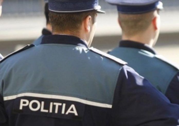 polițiști cu spatele