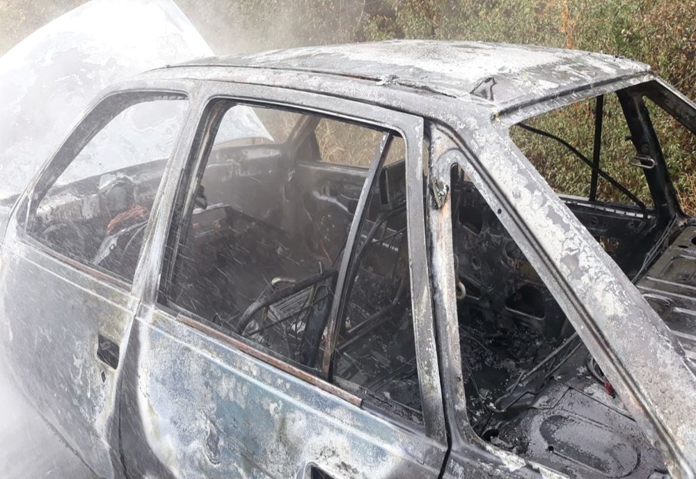 Un bărbat și-a incendiat din greșeală mașina în timp îi curăța interiorul