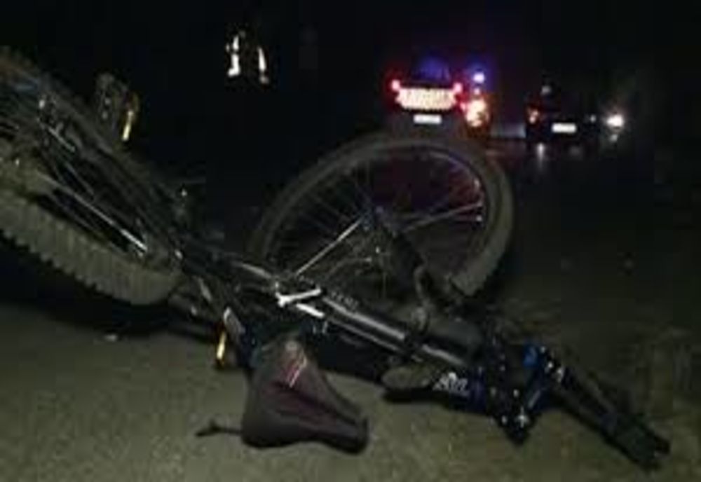 Adolescent pe bicicletă acroșat de o mașină condusă de un șofer beat