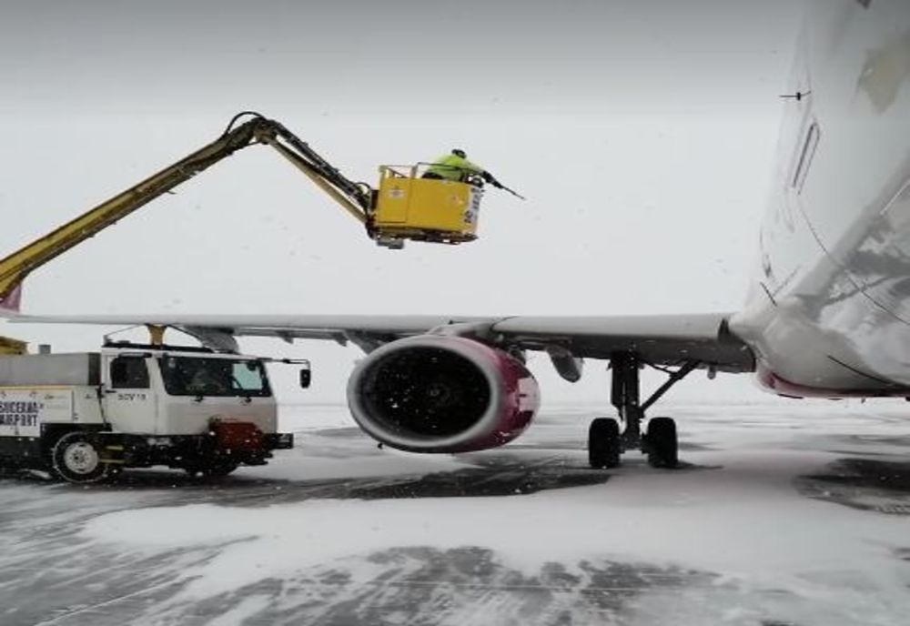 În ciuda viscolului, Aeroportul Suceavea este operațional VIDEO