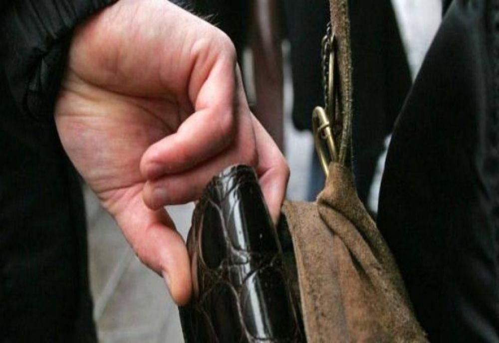 Femeie lasătă fără portofel în timp ce se afla într-un autobuz TPL