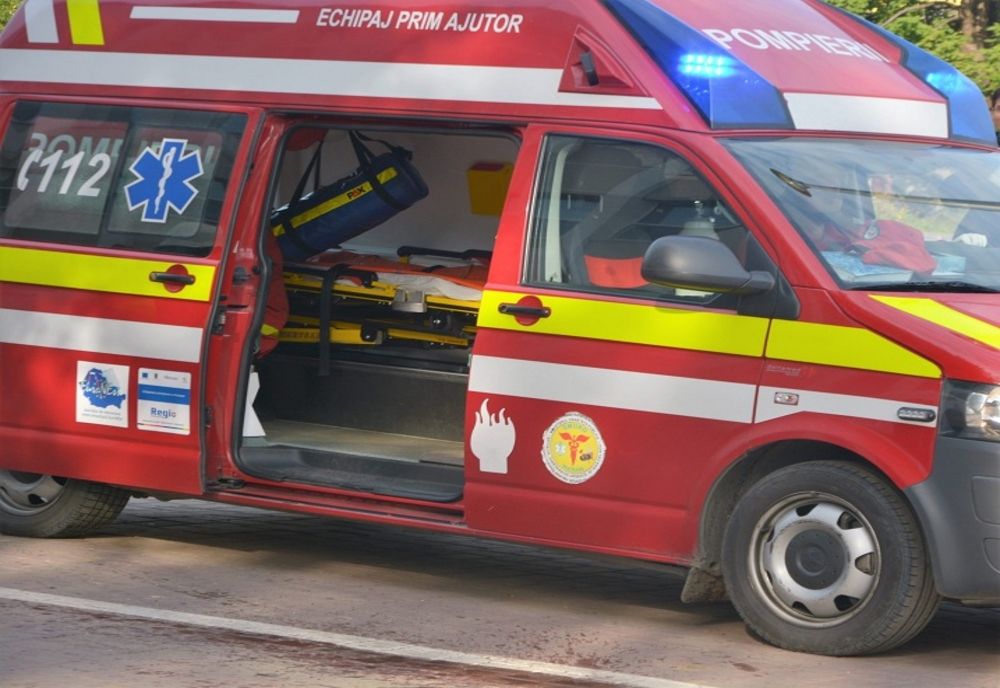 Un șofer a ajuns la spital după ce a intrat cu mașina într-un parapet