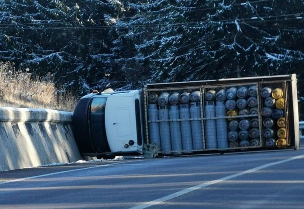 O autoutilitară încărcată cu butelii s-a răsturnat pe DN 17 FOTO