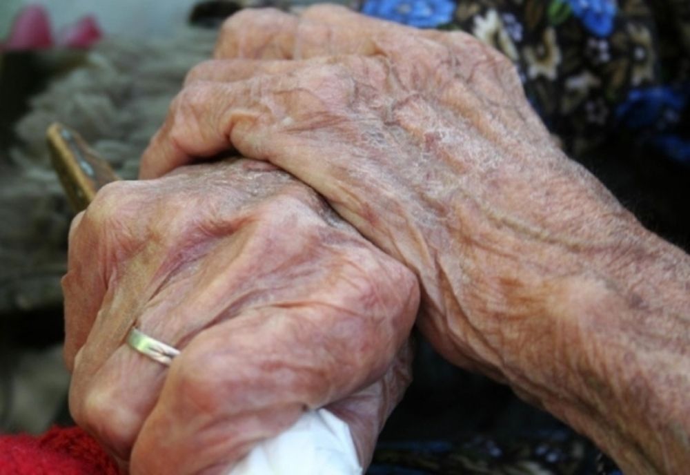 Caz șocant la Vadu Moldovei. O bătrână cu handicap locomotor a fost violată