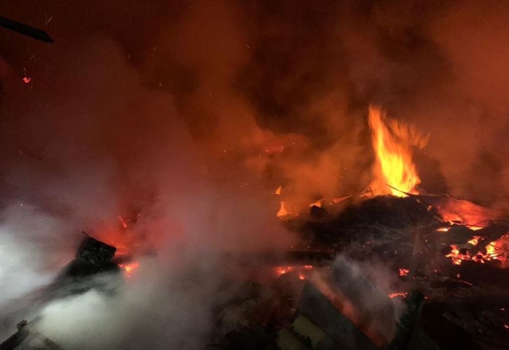 Gospodărie cuprinsă de flăcări în Zaharești, din cauza unor petarde