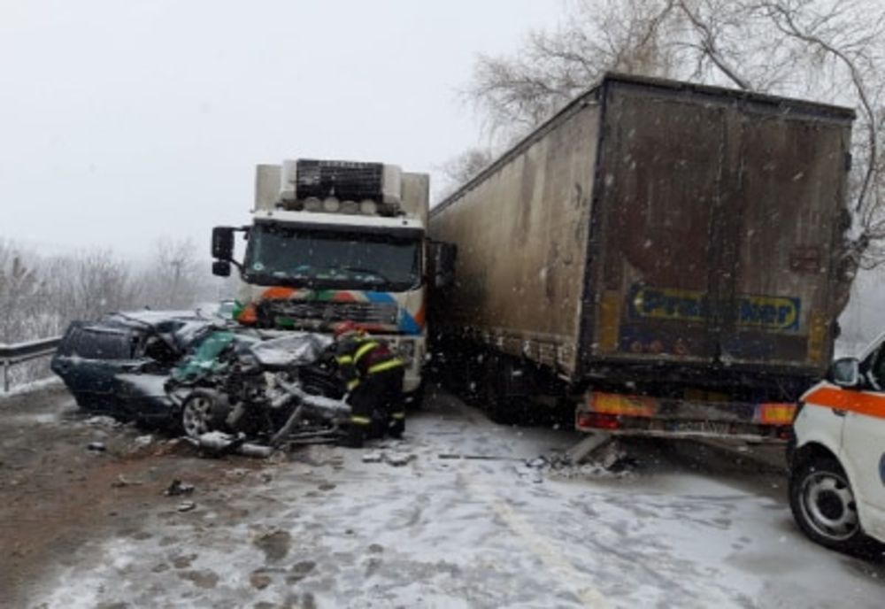 Șase persoane rănite, între care doi copii, în urma coliziunii dintre două tiruri și un autoturism FOTO