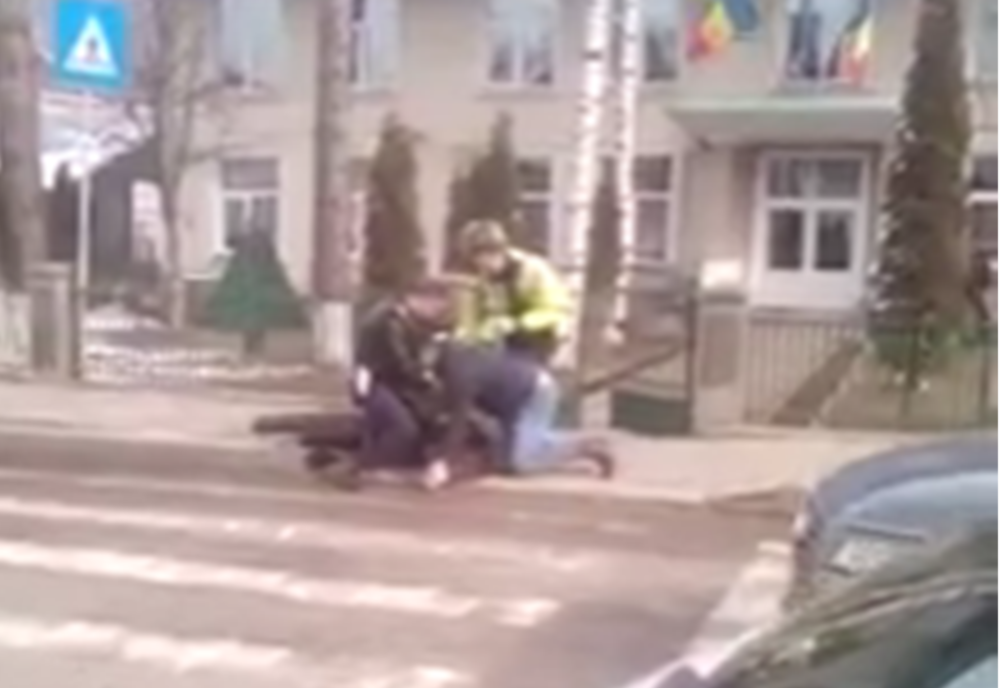 Scandal cu focuri de armă în fața unui liceu din Moldovița VIDEO 