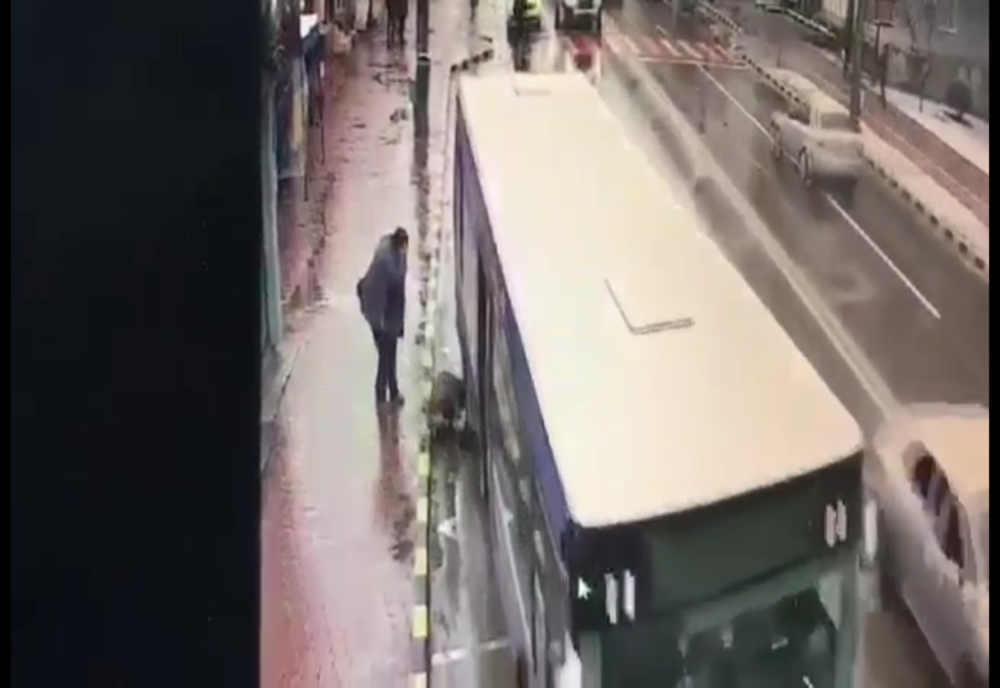 Bătrână accidentată grav la coborârea dintr-un autobuz VIDEO 