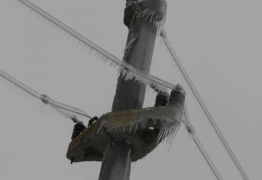 Mii de suceveni au rămas fără curent electric din cauza vântului puternic