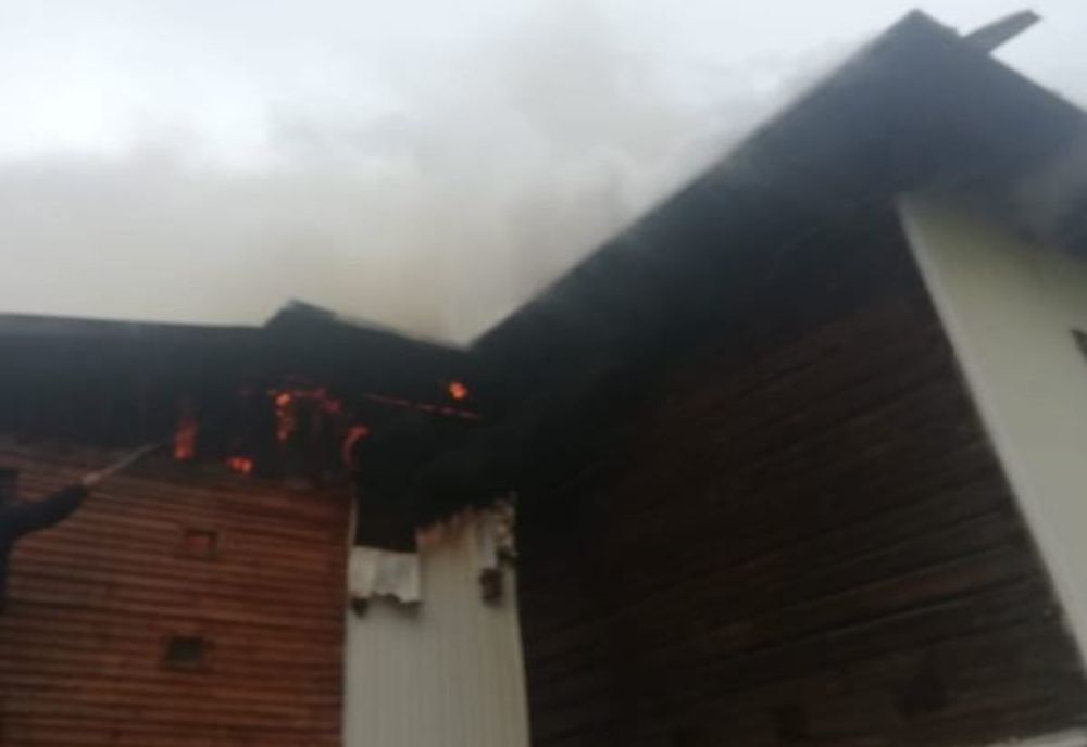 Incendiu la o casă din Gura Haitii. Proprietarul a avut nevoie de îngrijiri medicale FOTO