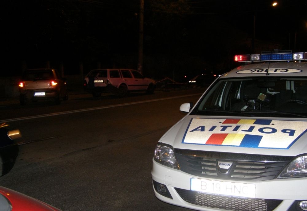 Un bărbat de 56 de ani și-a pierdut viața după ce a fost acroșat de un autoturism