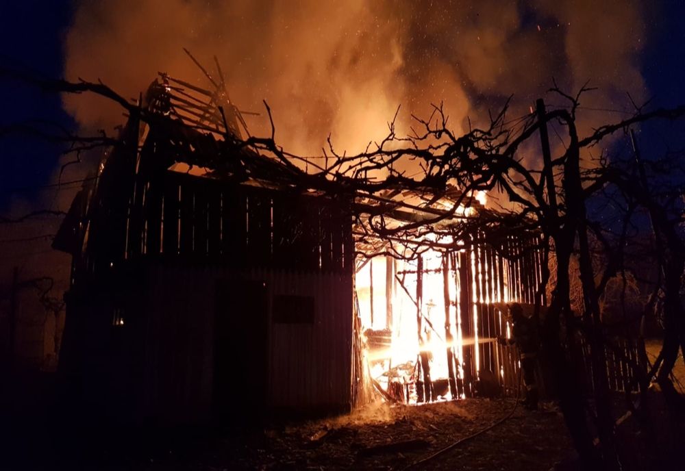Două gospodării au fost cuprinse de flăcări, la Adâncata. Un bărbat a avut nevoie de îngrijiri medicale FOTO
