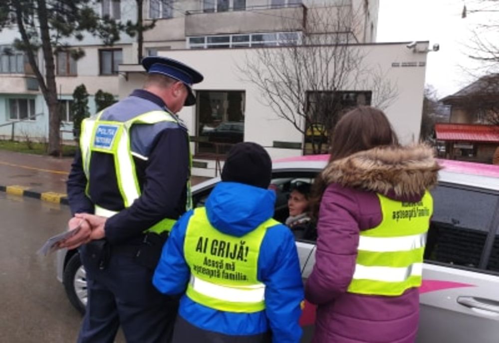 Flori și mărțișoare oferite de polițiștii suceveni împreună cu voluntari VIDEO