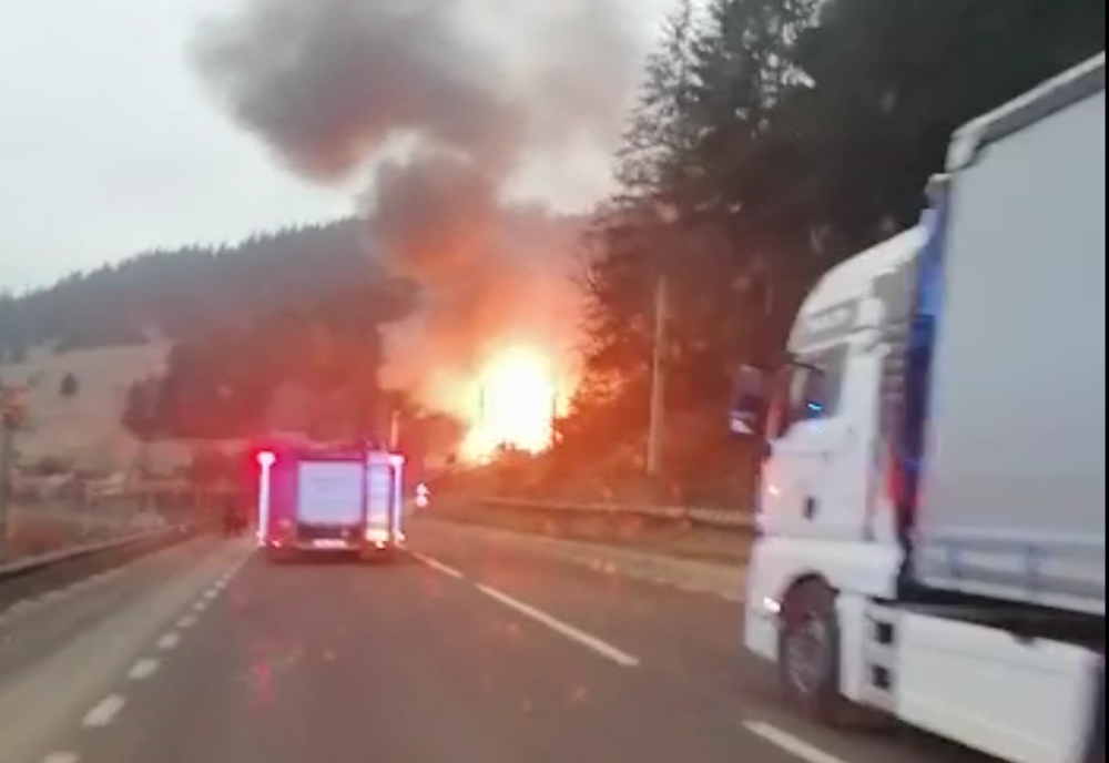 Incendiu puternic la Iacobeni. O casă a fost curpinsă de flăcări VIDEO
