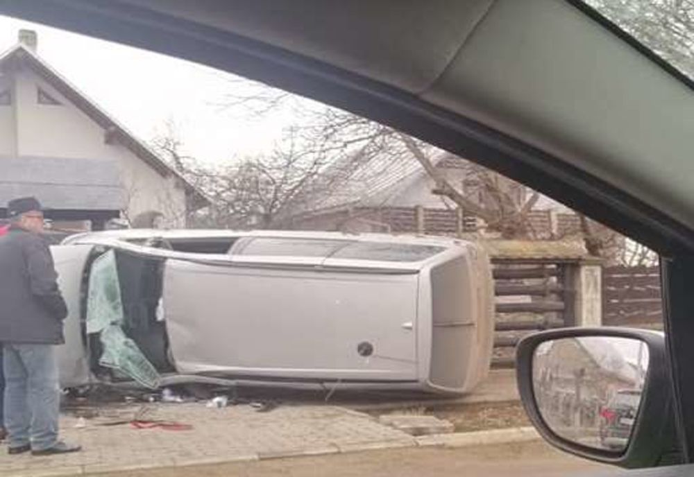 Accident rutier cu o victimă la Milișăuți. Un autoturism s-a răsturnat pe cupolă FOTO