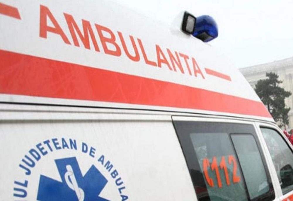 Un bărbat din Zvoriștea a ajuns în stare gravă la spital după ce mașina în care se afla s-a izbit de un copac