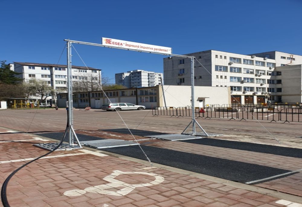 Instalație de dezinfectare a mașinilor, montată de USV în curtea Spitalului Județean Suceava FOTO