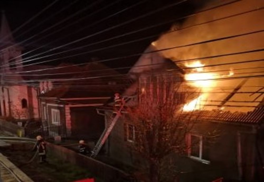 Incendiu în noaptea de Înviere în Bucșoaia provocat de o lumânare lăsată aprinsă FOTO