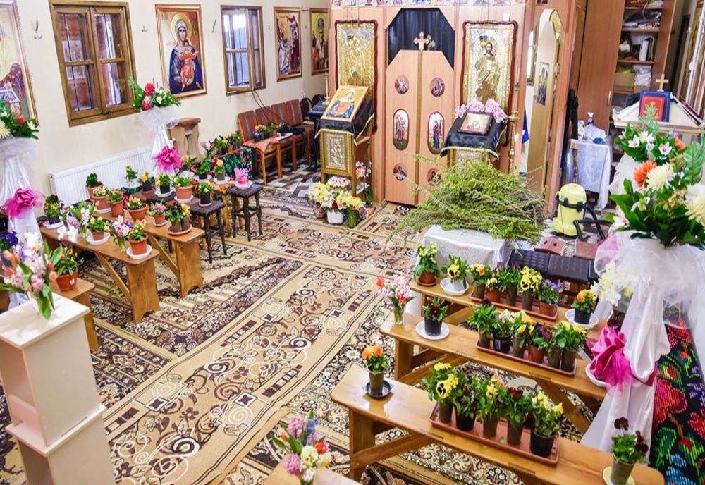 Imagini impresionante într-o biserică din Dumbrăveni. Ghivece cu flori în locul enoriașilor care nu pot participa la slujbe FOTO