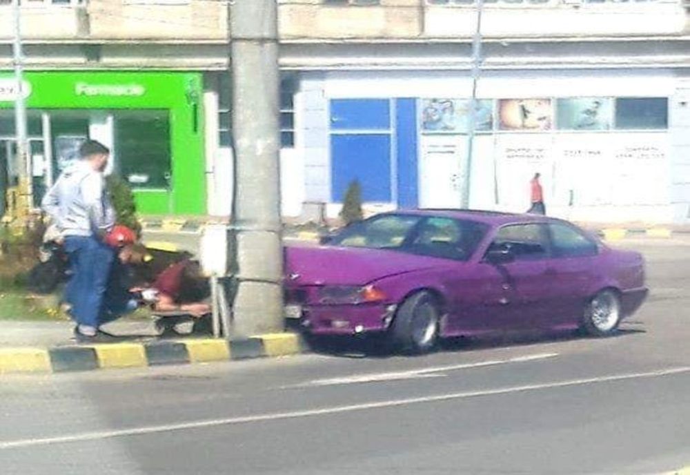 Accident în municipiul Suceava. Un tânăr s-a oprit cu mașina într-un stâlp FOTO