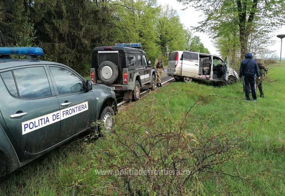 Urmărire în trafic pentru oprirea unei microbuz plin cu țigări de contrabandă, la Marginea VIDEO 