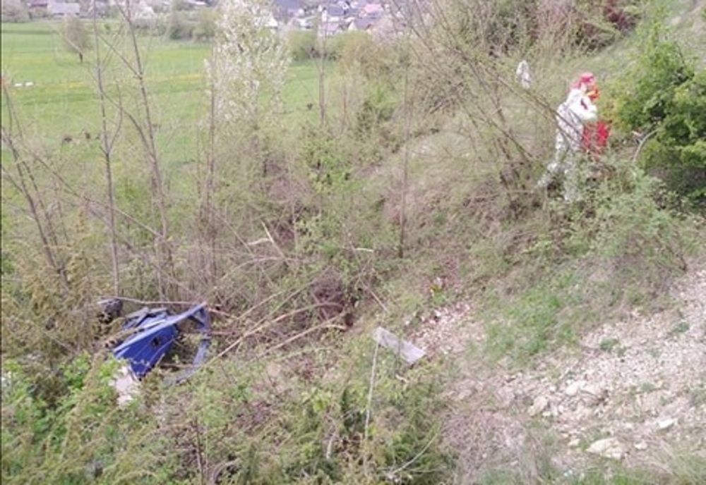 Un bărbat și-a pierdut viața după ce s-a răsturnat cu tractorul într-o râpă FOTO