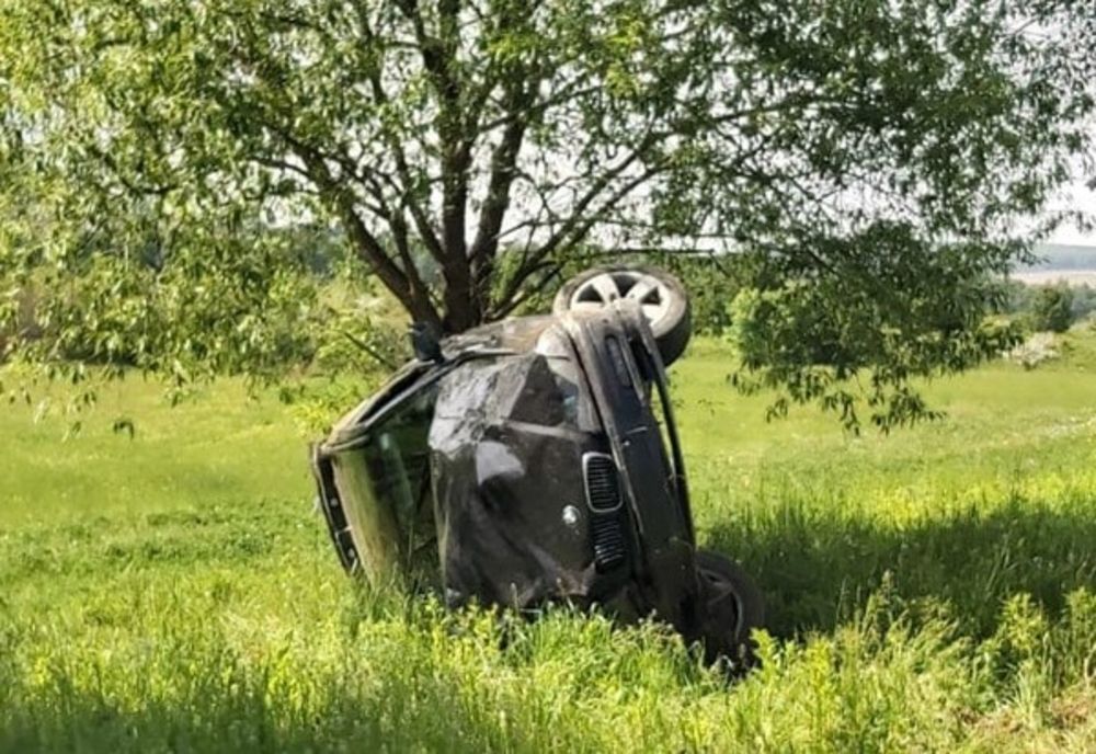 Un șofer beat s-a răsturnat cu mașina pe un câmp. Două persoane au fost rănite FOTO