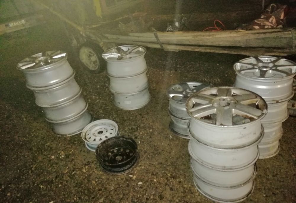 Un adolescent din Șcheia a fost prins de jandarmi în timp ce transporta cu un atelaj hipo 19 jante auto și două compresoare auto furate FOTO