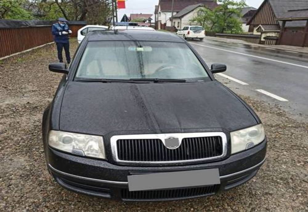 Autoturism încărcat cu ţigări de contrabandă, oprit după o urmărire în trafic FOTO