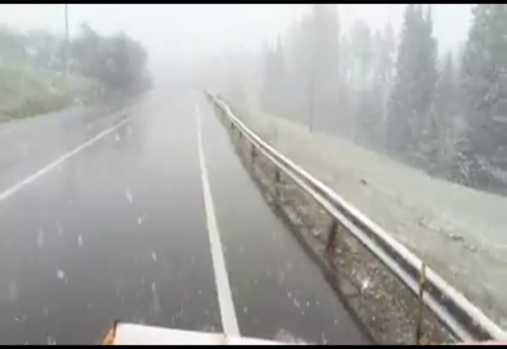 Ninsoare în Pasul Tihuța, în luna mai VIDEO 