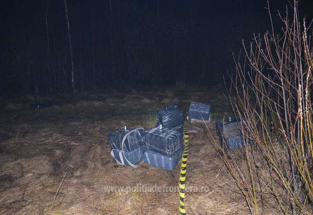 Colete cu aproape 5000 de pachete cu țigări de contrabandă, abandonate la Izvoarele Sucevei