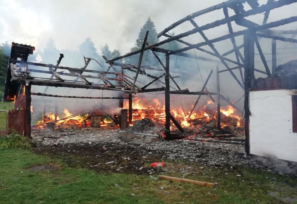 Două femei, găsite carbonizate într-o bucătărie din Pleșa. Casă făcută scrum de un trăsnet la Stulpicani (FOTO/VIDEO)