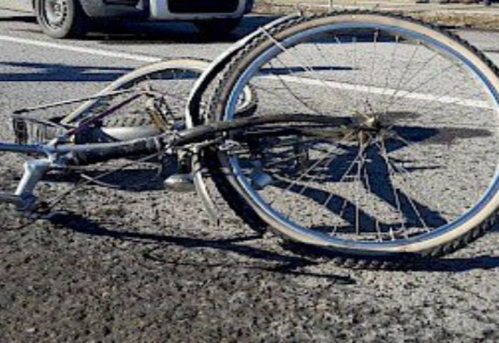 A traversat drumul pe bicicletă și a fost accidentat de un șofer