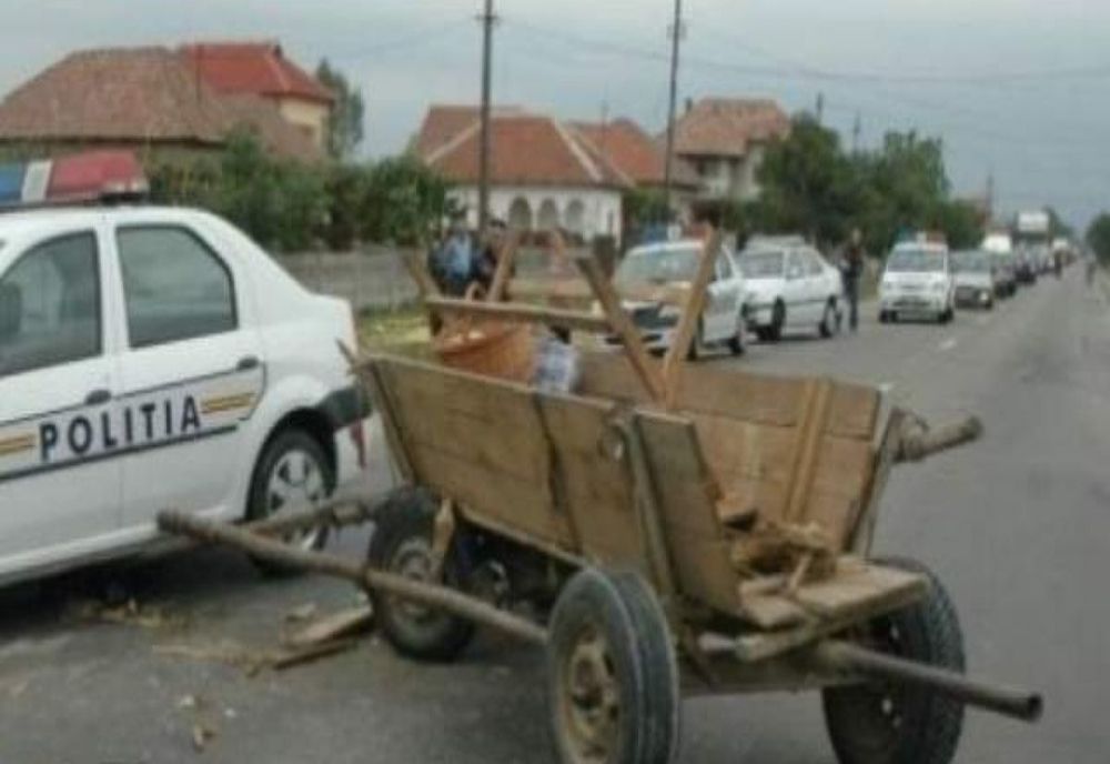 Un șofer beat și fără permis a intrat în plin într-o căruță semnalizată corespunzător