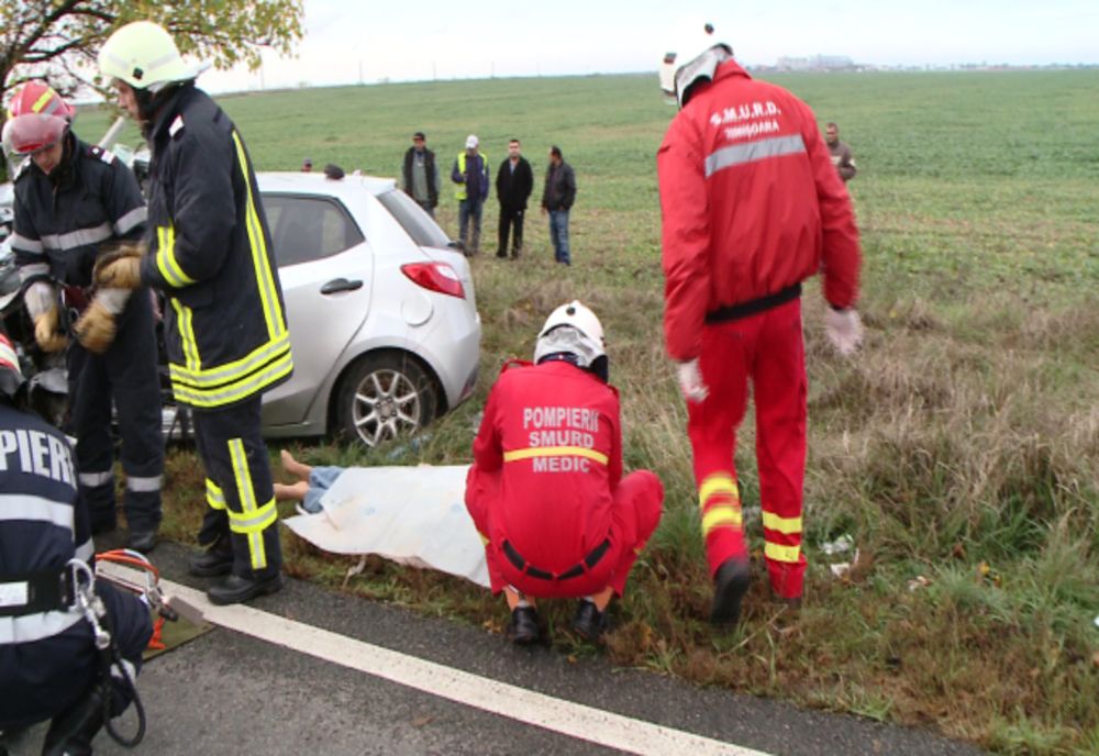 O femeie din Botoșani a murit, după ce mașina în care se afla s-a izbit de un copac