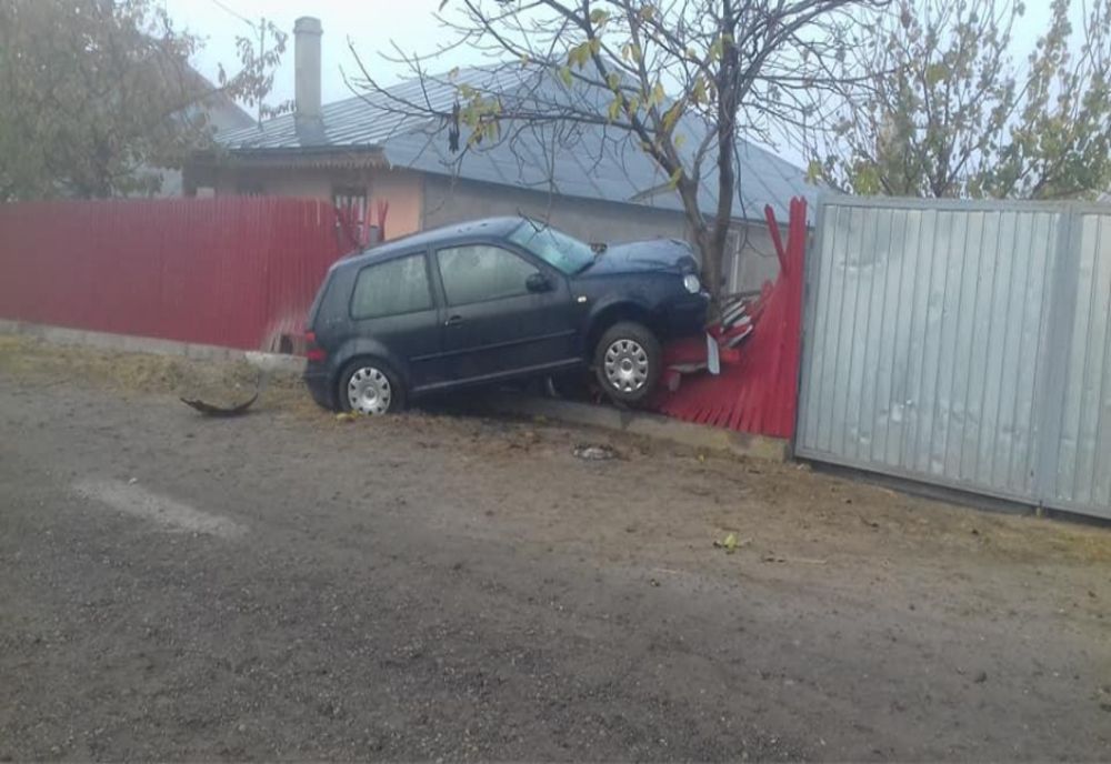 S-a oprit cu mașina în gard! Șoferița a fost transportată la spital