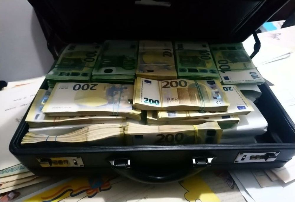 Fostul șef de la Permise și Înmatriculări Suceava și alți angajați au ajuns după gratii