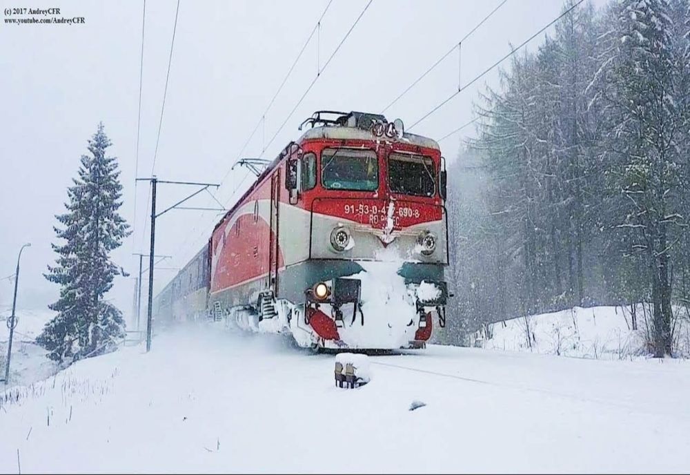 Autoturism lovit de tren la Dărmănești