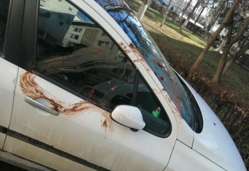 Maşină mânjită cu fecale în centrul Sucevei