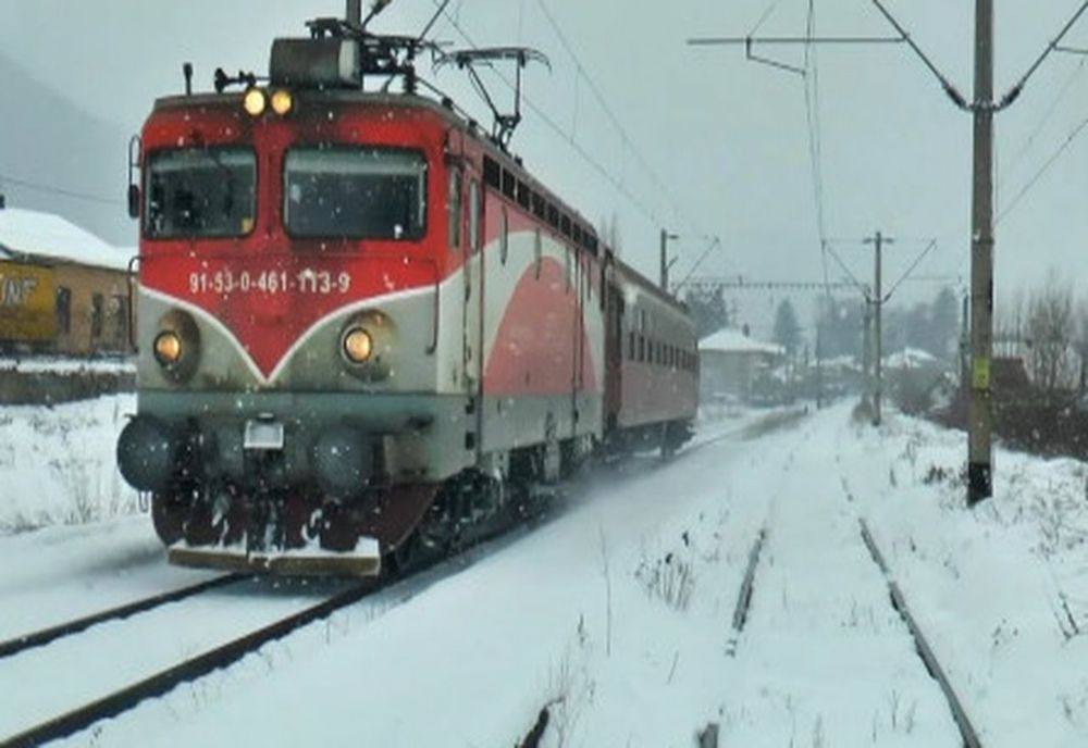 Atât de beat că nu a văzut că vine trenul și a intrat în coliziune cu acesta! Din fericire, au rezultat doar pagube materiale