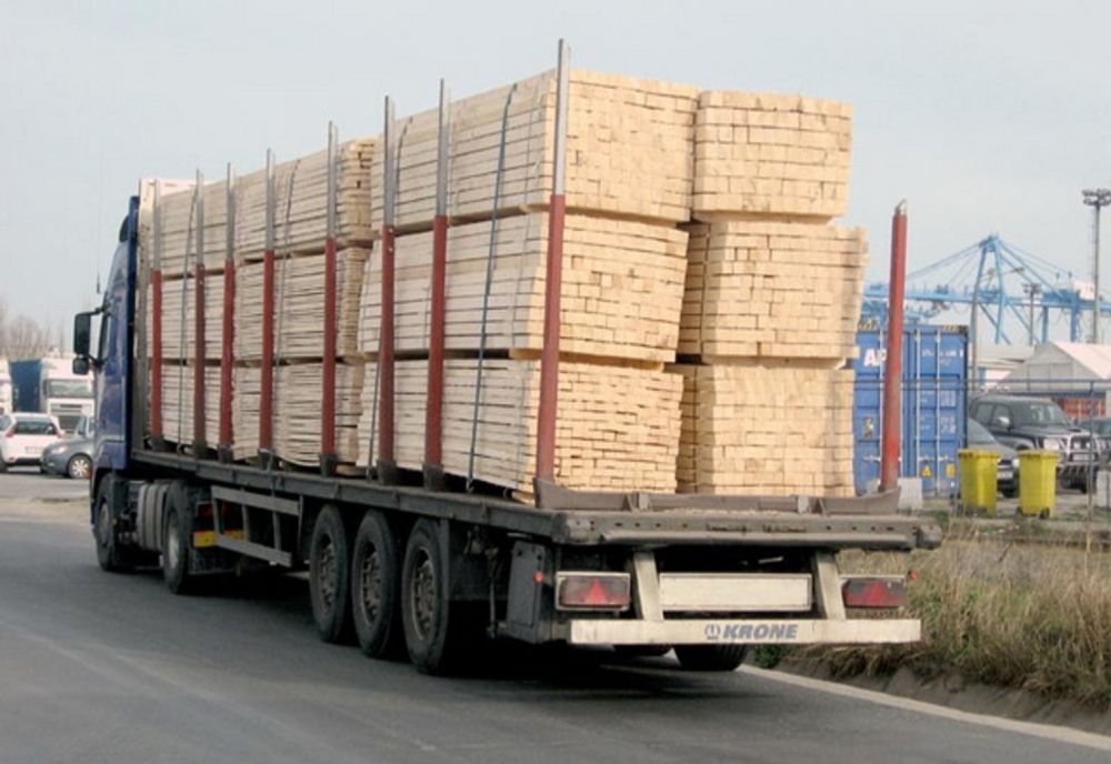 Camion încărcat cu cherestea fără acte, confiscat de polițiști